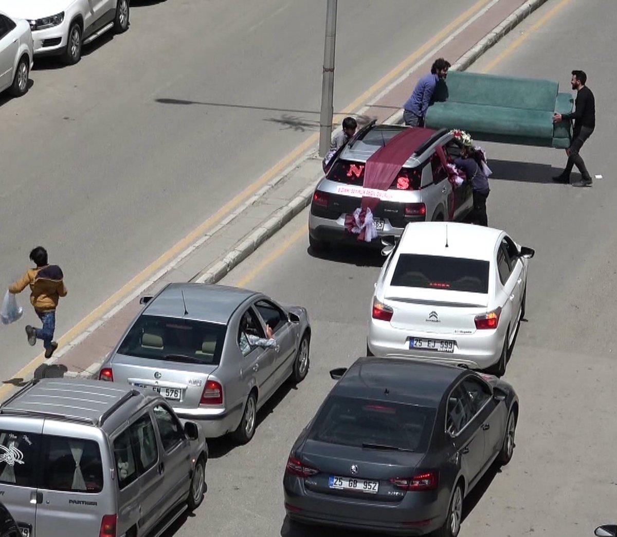 Erzurum'da bahşiş almak için çekyatla yol kestiler