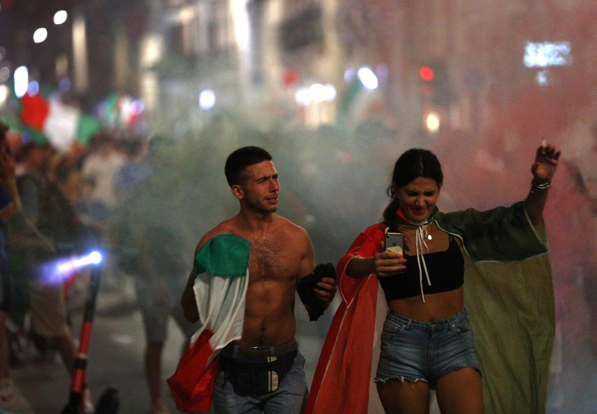 İtalyanlar, şampiyonluk coşkusunu sokaklarda yaşadı