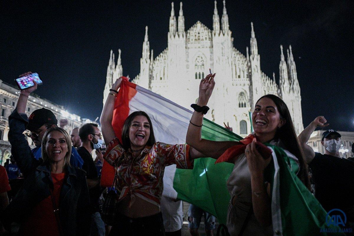 İtalyanlar, şampiyonluk coşkusunu sokaklarda yaşadı