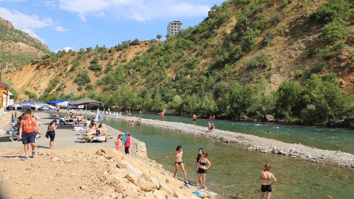 Tuncelililer, Munzur Nehri'nde serinledi
