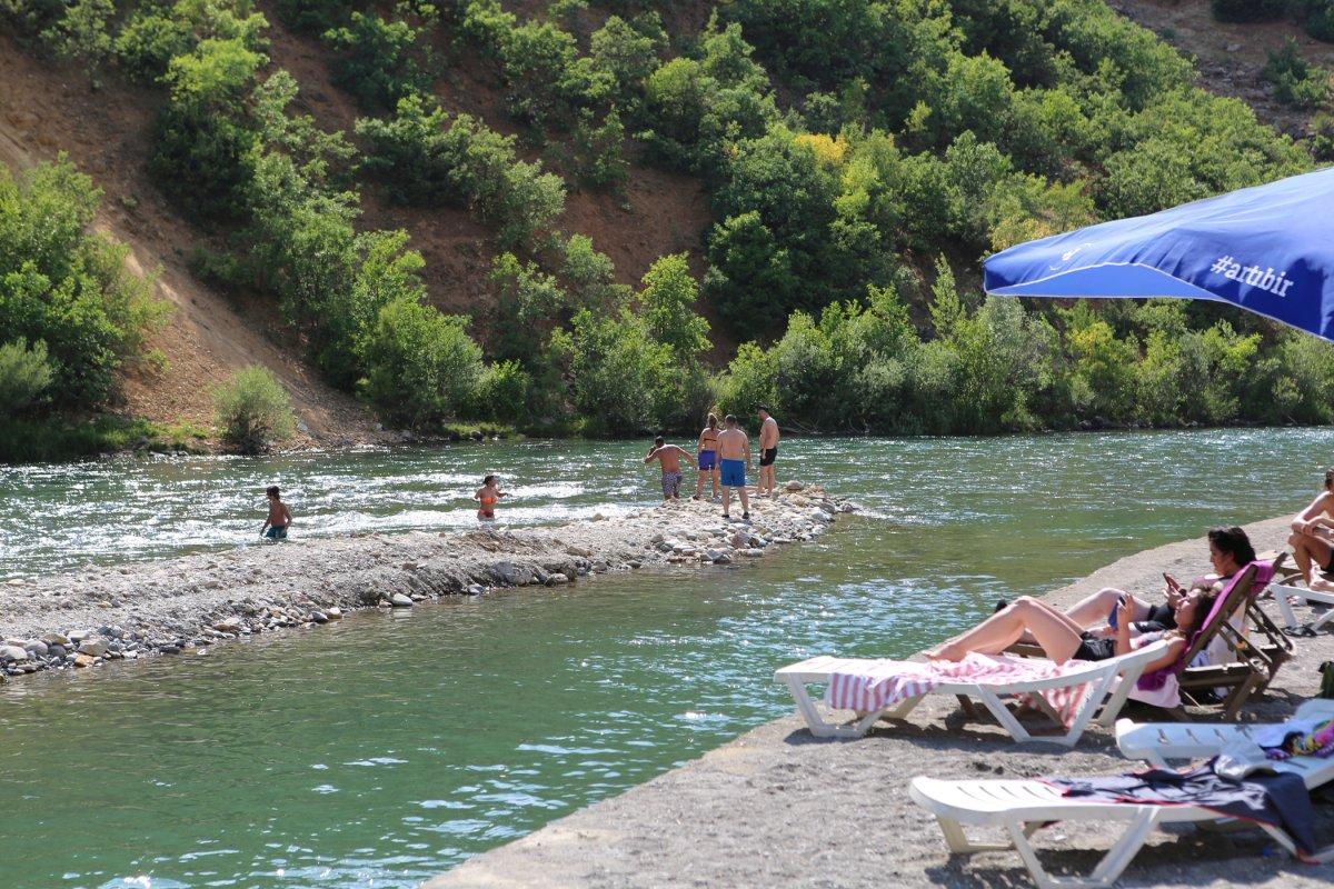 Tuncelililer, Munzur Nehri'nde serinledi