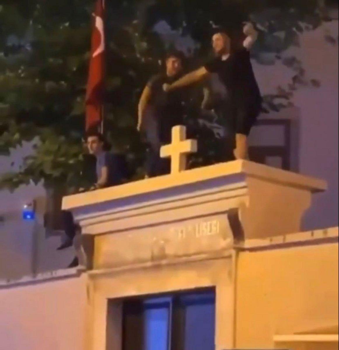 Abdulhamit Gül, Surp Takavor Ermeni Kilisesi'ne yapılan saygısızlığı kınadı