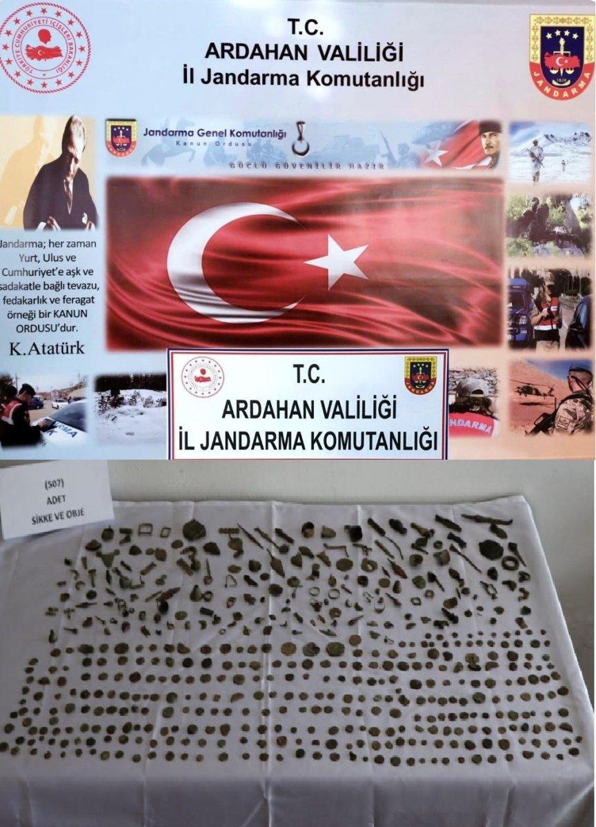 Ardahan’da salamura bidonu içerisinden tarihi eserler çıktı