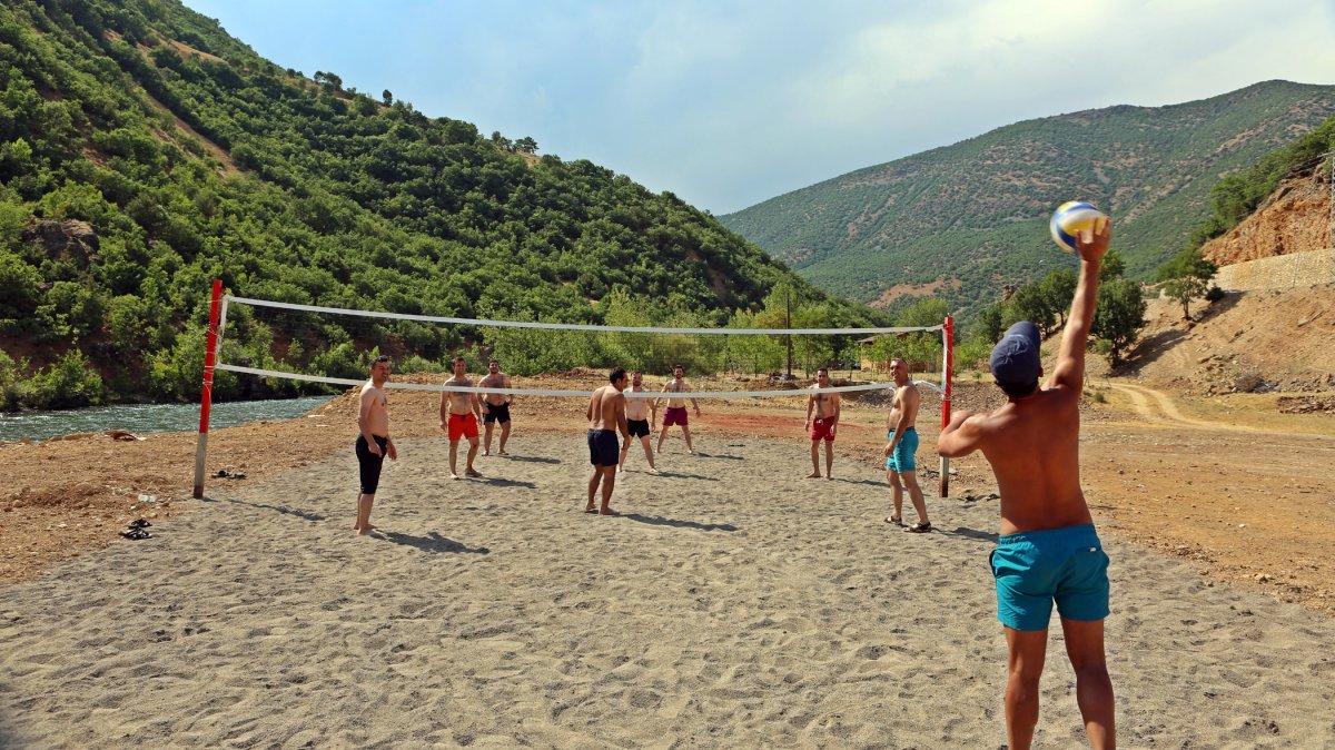 Tuncelililer, Munzur Nehri'nde serinledi