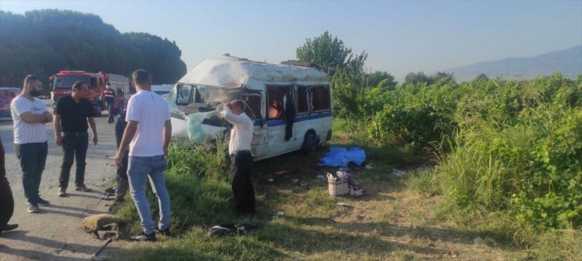 Manisa'da minibüsle otomobil çarpıştı