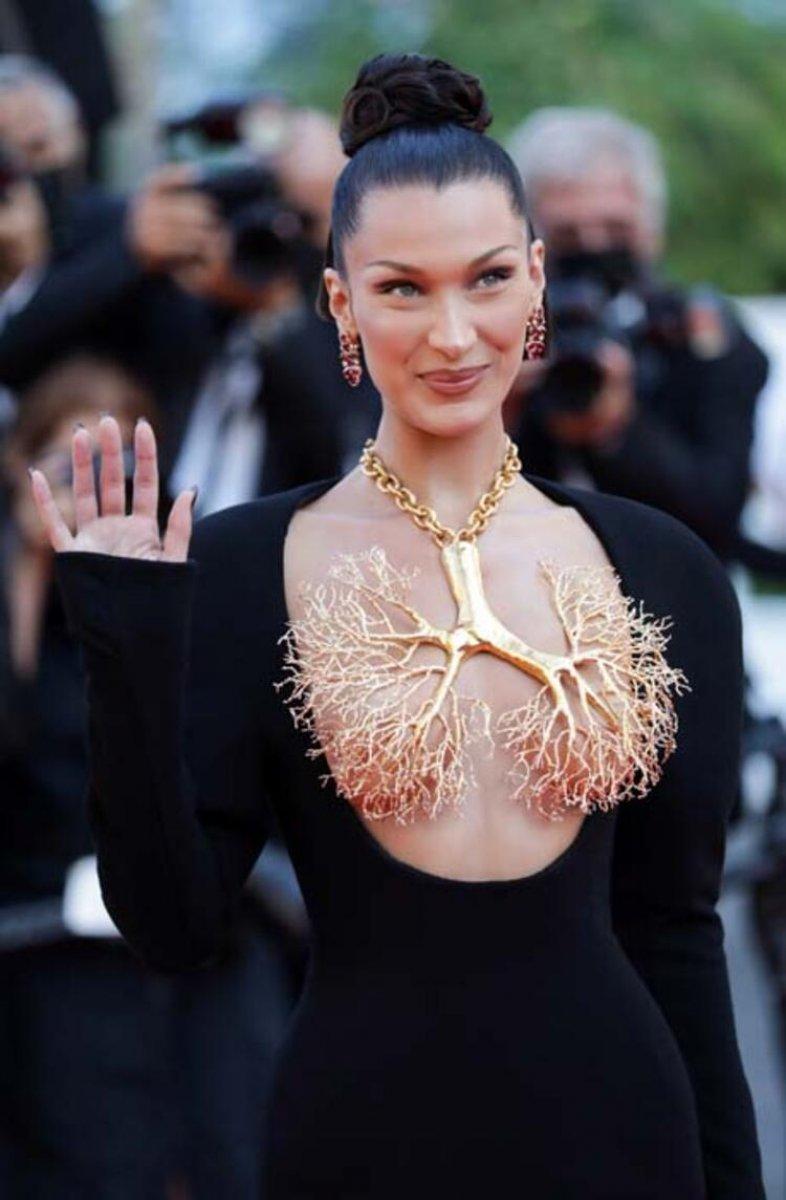 Bella Hadid'in kıyafeti olay oldu