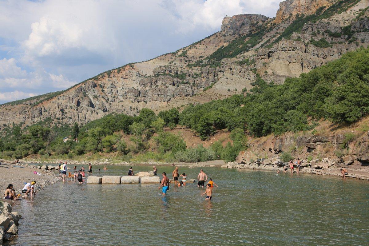 Tuncelililer, Munzur Nehri'nde serinledi
