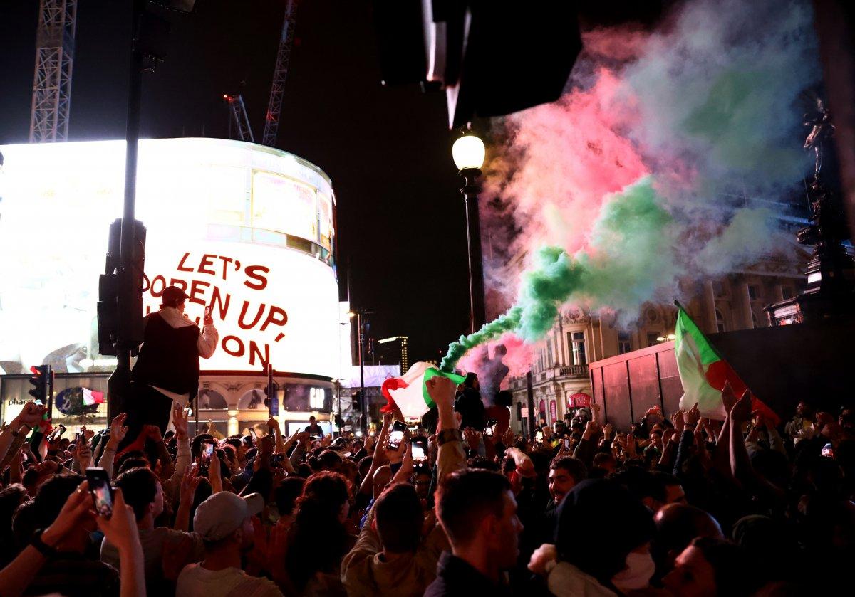 İtalyanlar, şampiyonluk coşkusunu sokaklarda yaşadı