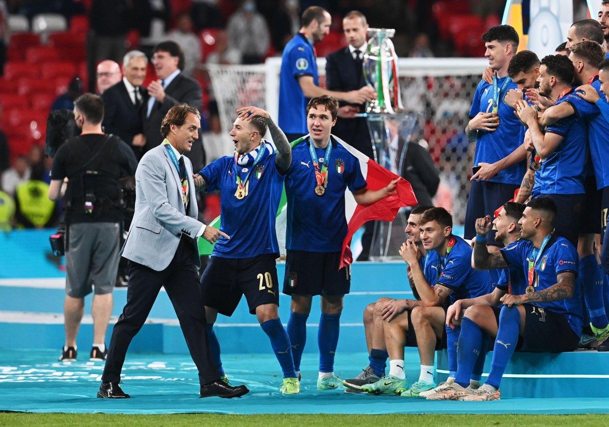 EURO 2020 kupası Roberto Mancini'nin ellerinde