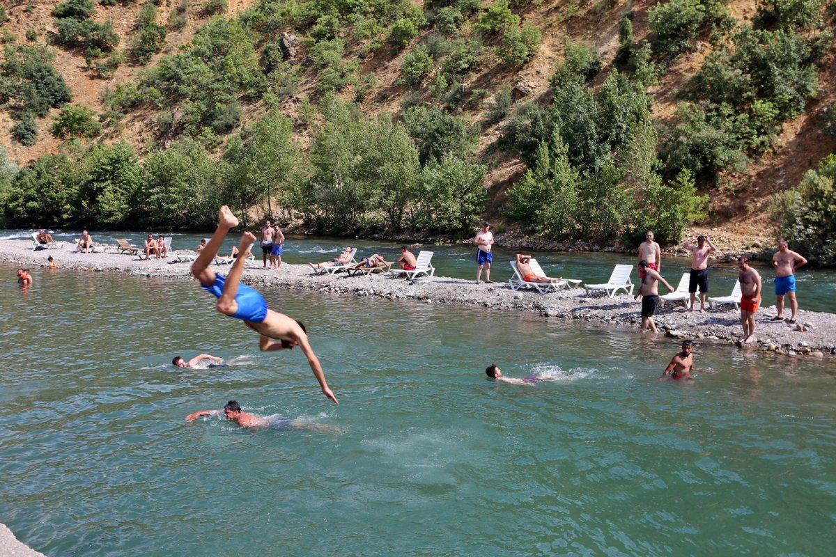 Tuncelililer, Munzur Nehri'nde serinledi