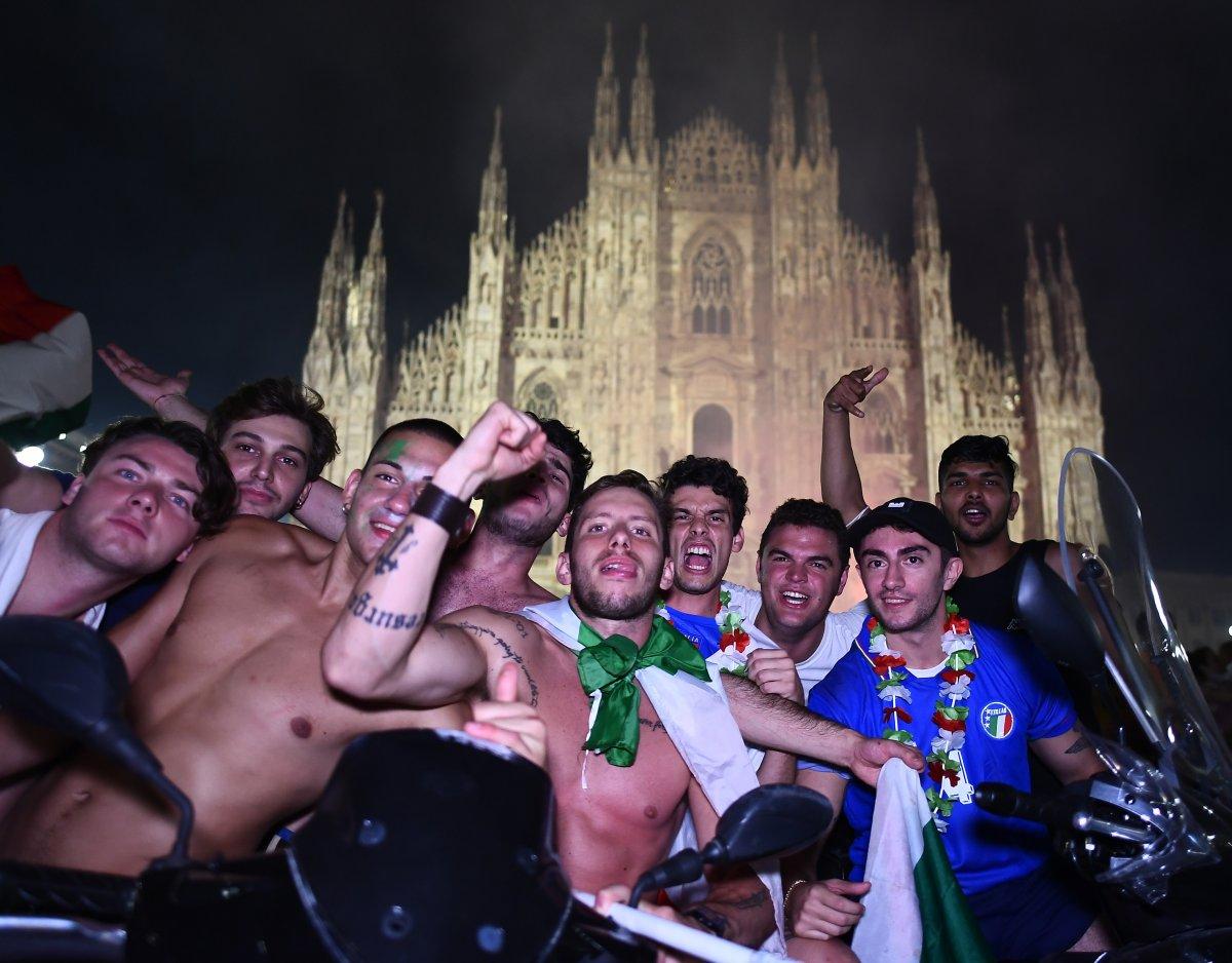 İtalyanlar, şampiyonluk coşkusunu sokaklarda yaşadı