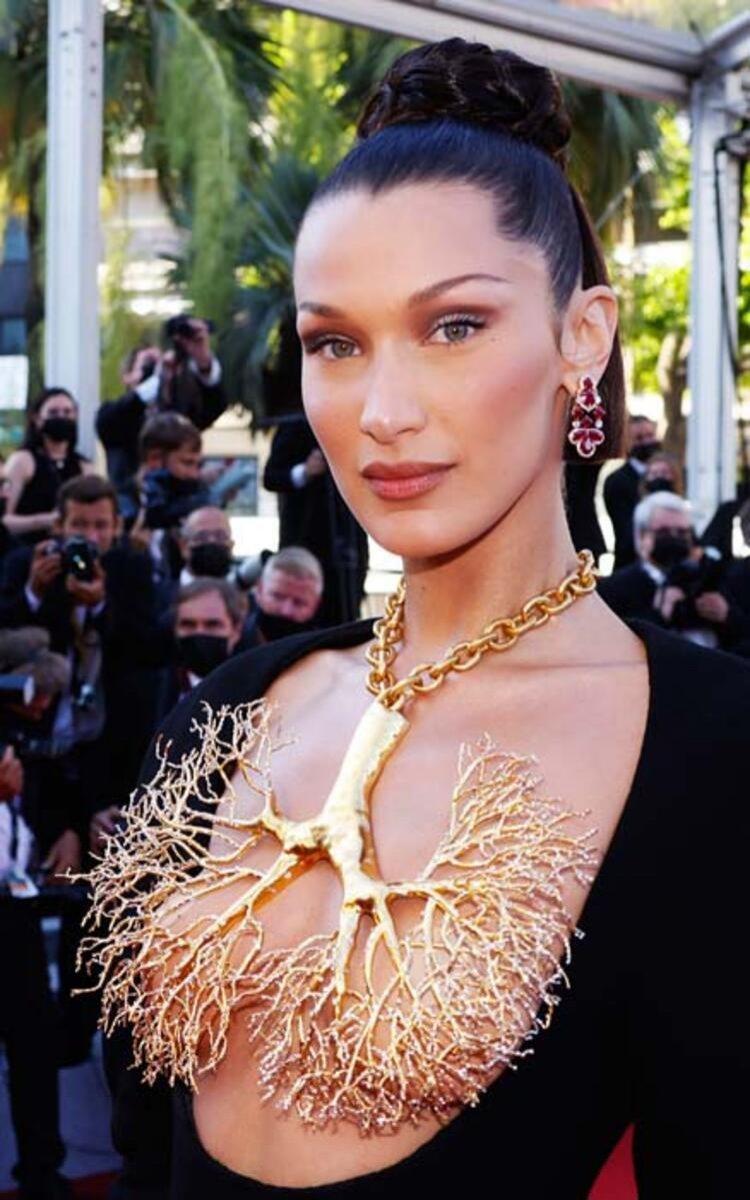 Bella Hadid'in kıyafeti olay oldu