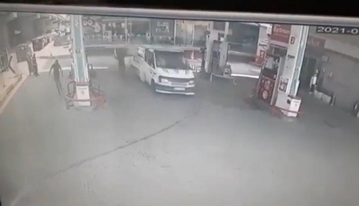 Kocaeli’de husumetlisini kamyonetle ezip metrelerce sürükledi