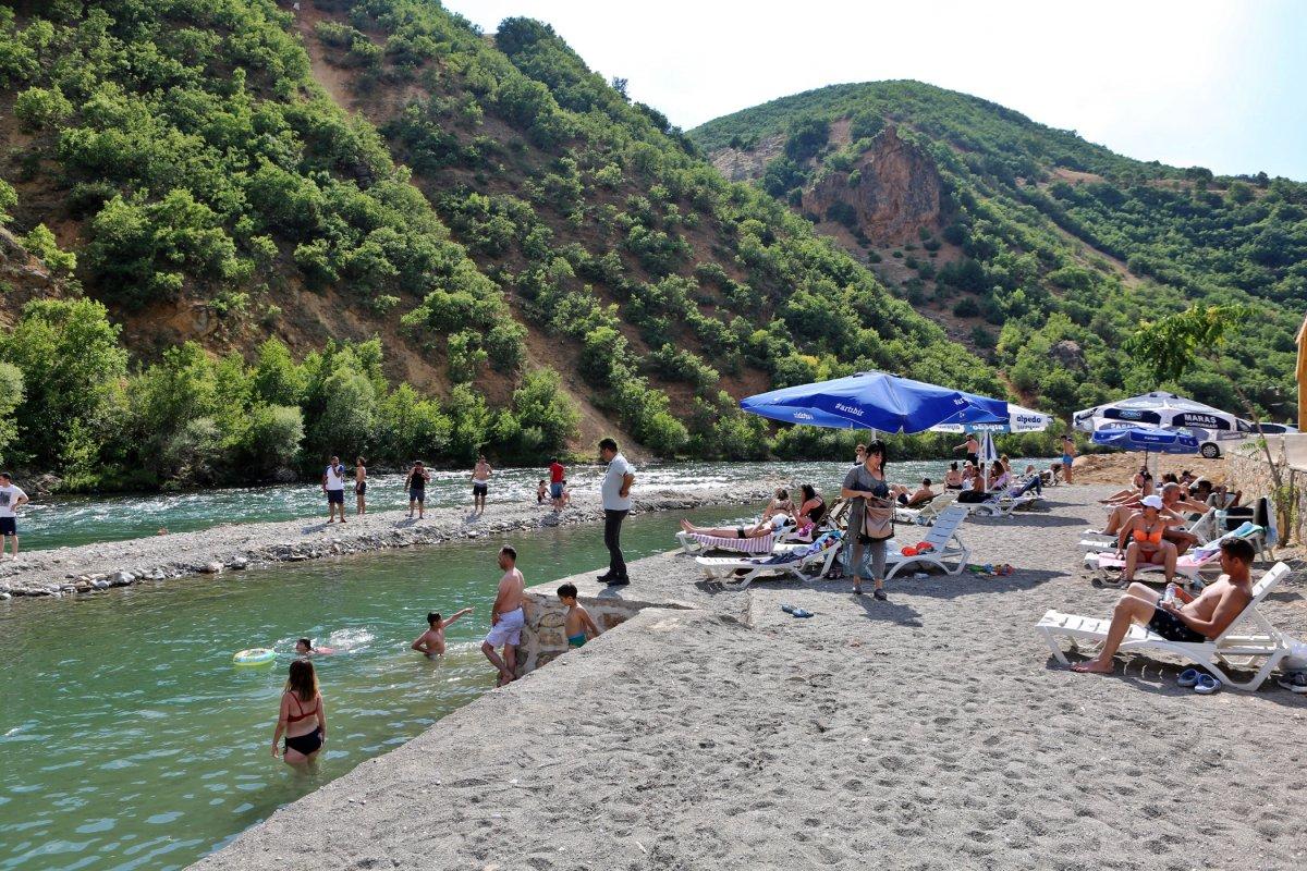 Tuncelililer, Munzur Nehri'nde serinledi
