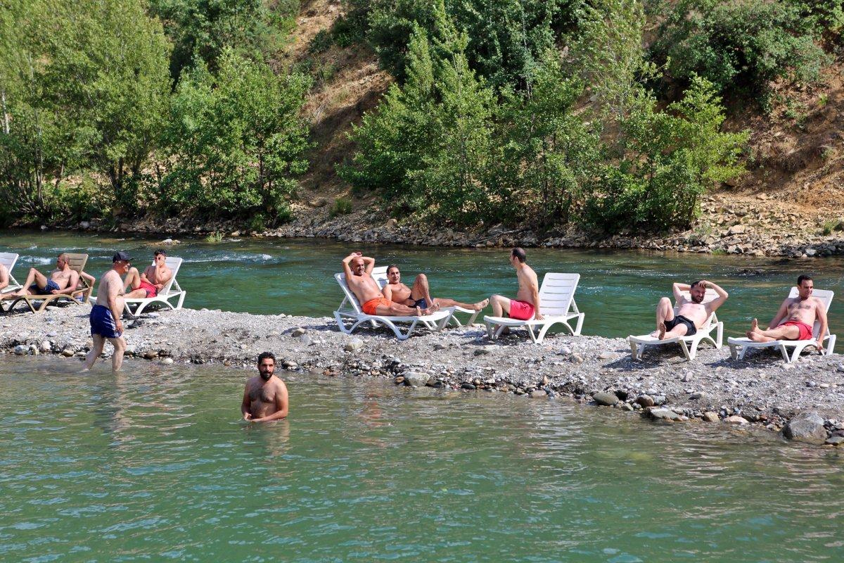 Tuncelililer, Munzur Nehri'nde serinledi