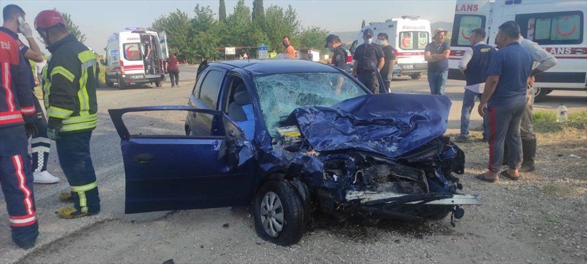 Manisa'da minibüsle otomobil çarpıştı