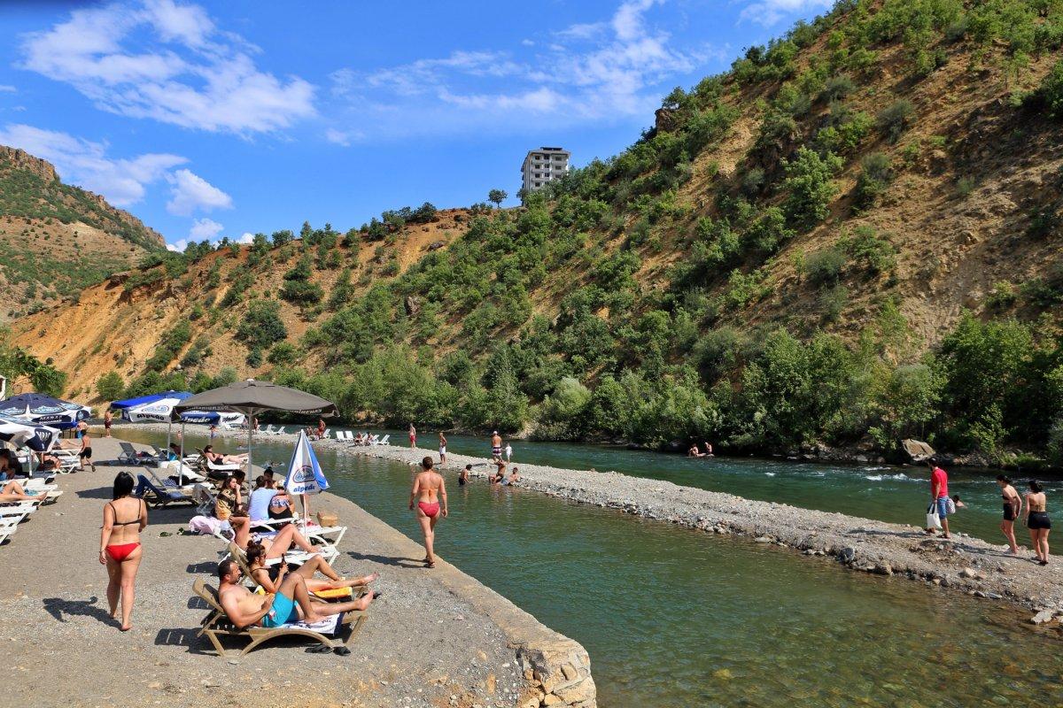 Tuncelililer, Munzur Nehri'nde serinledi
