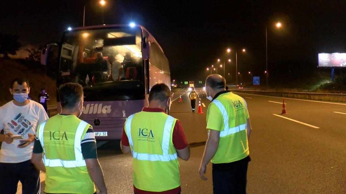 Eyüpsultan’da tıbbi atık kamyoneti yolcu otobüsüne çarptı