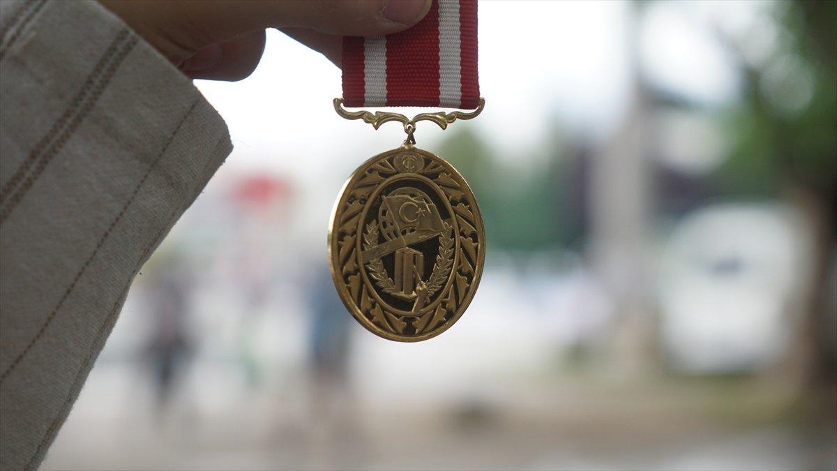 15 Temmuz'da 14 yaşındaki kız, kolundan aldığı kurşunla gazi oldu