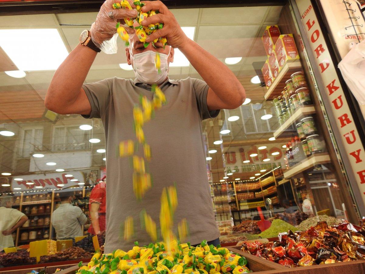 Gaziantep'te kuruyemişçilerin bayram telaşı