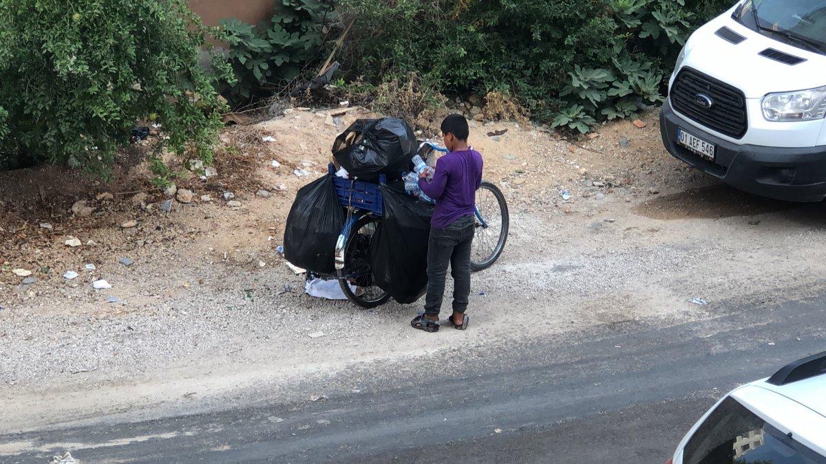 Adana'da kağıt toplayan çocuğun pet şişe ile oyunu