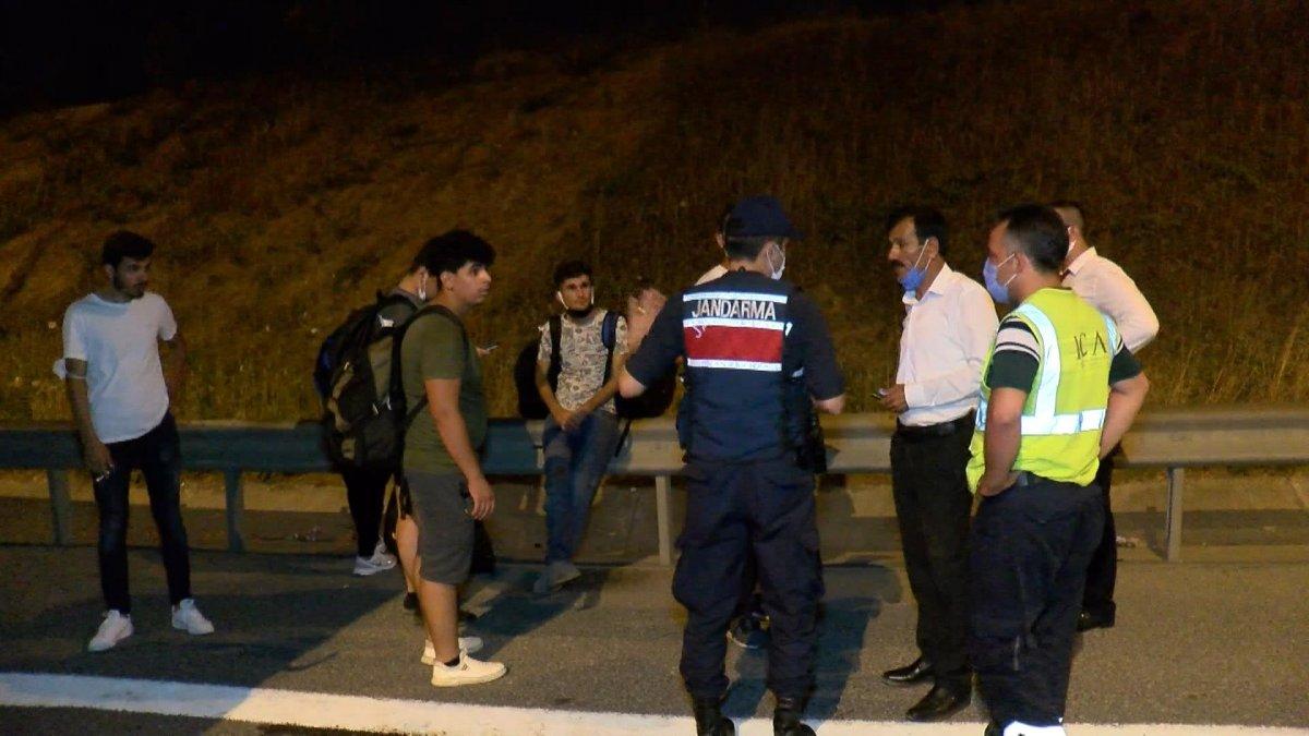 Eyüpsultan’da tıbbi atık kamyoneti yolcu otobüsüne çarptı