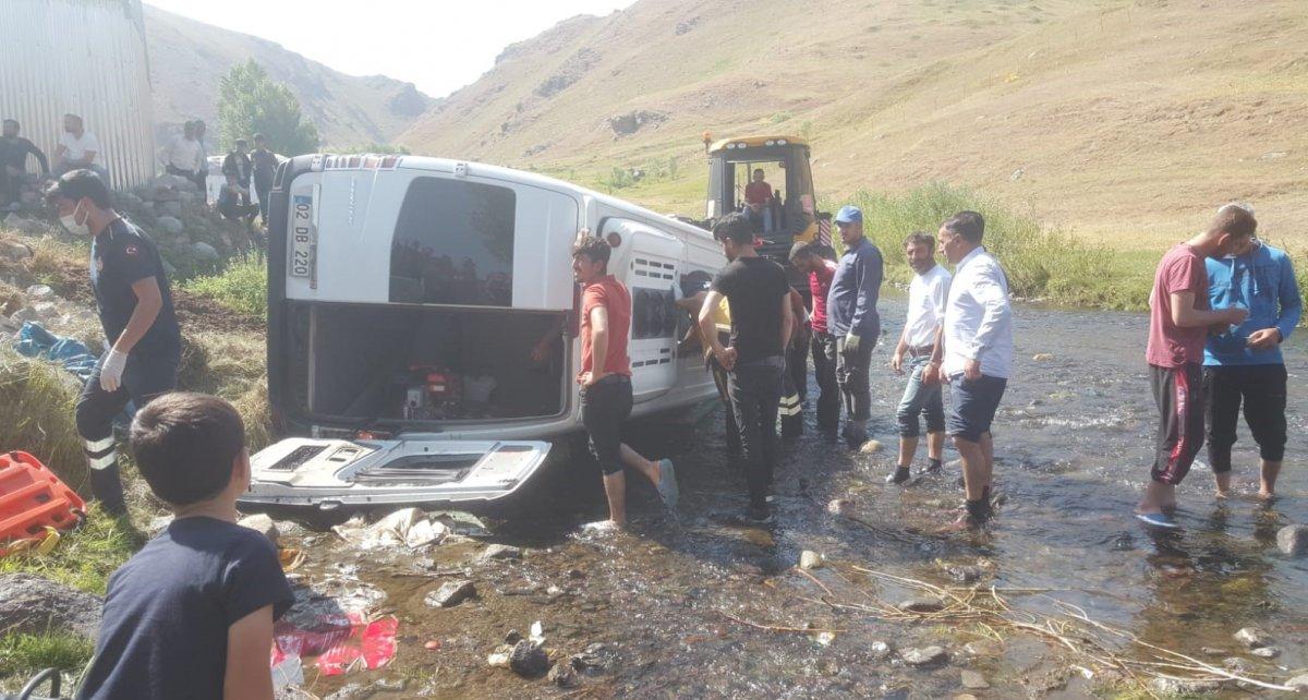 Ağrı'da düğüne gidenlerin minibüsü dereye uçtu