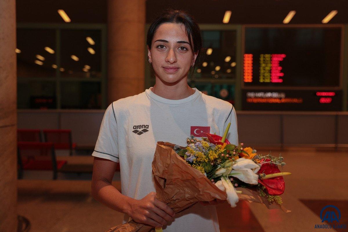 Avrupa Gençler Yüzme Şampiyonası'nda 15 madalya kazanan milli takım yurda döndü