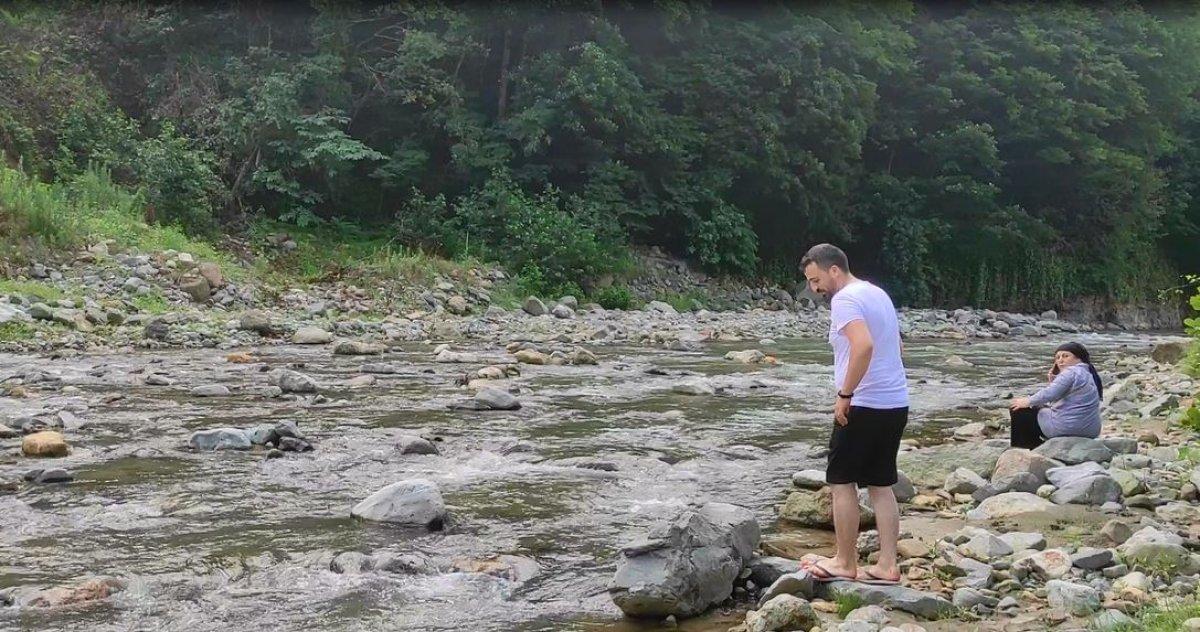 Trabzon'da aracıyla dereye uçtu, 15 bin dolarını kaybetti