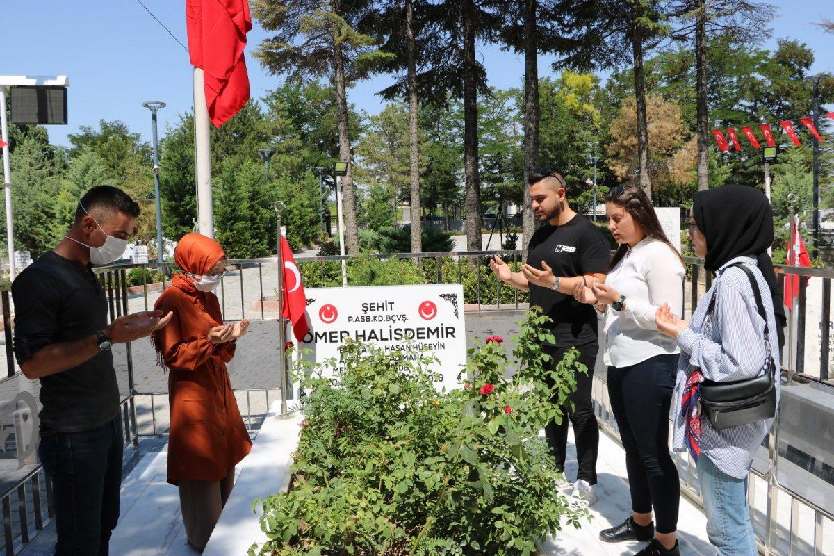 Ömer Halisdemir’in kabri ziyaretçi akınına uğruyor