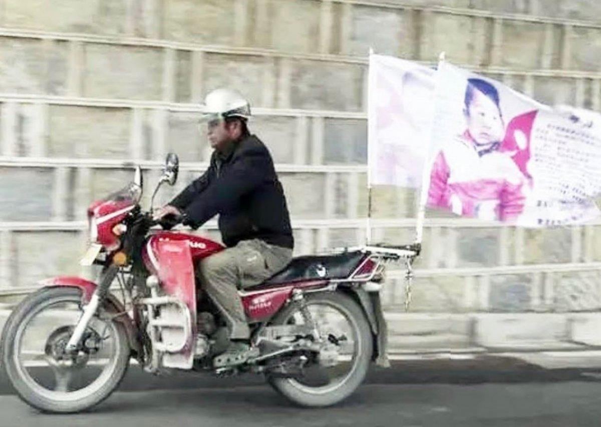 Çin'de baba, oğluna 24 yıl sonra kavuştu