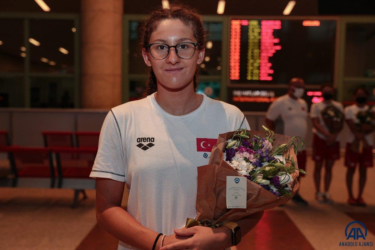 Avrupa Gençler Yüzme Şampiyonası'nda 15 madalya kazanan milli takım yurda döndü