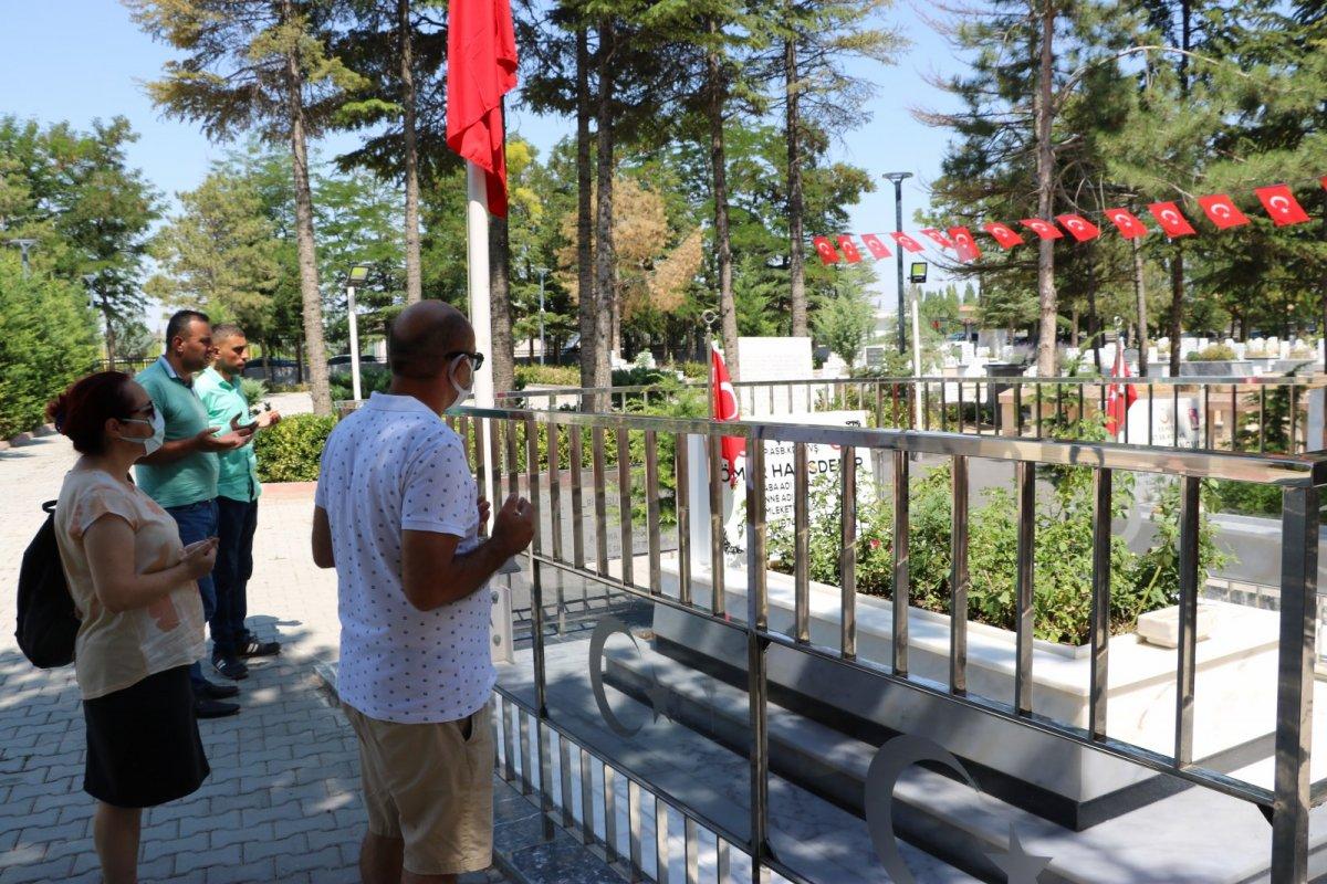 Ömer Halisdemir’in kabri ziyaretçi akınına uğruyor