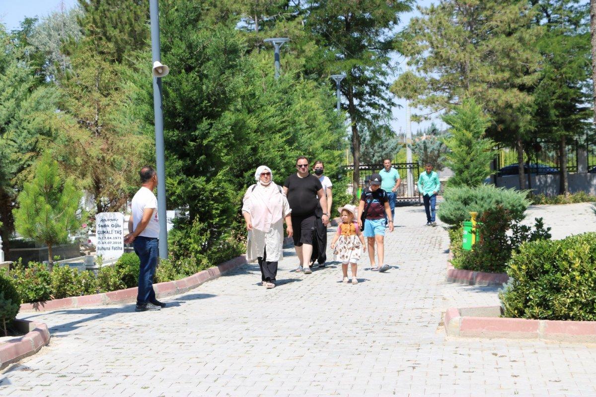 Ömer Halisdemir’in kabri ziyaretçi akınına uğruyor