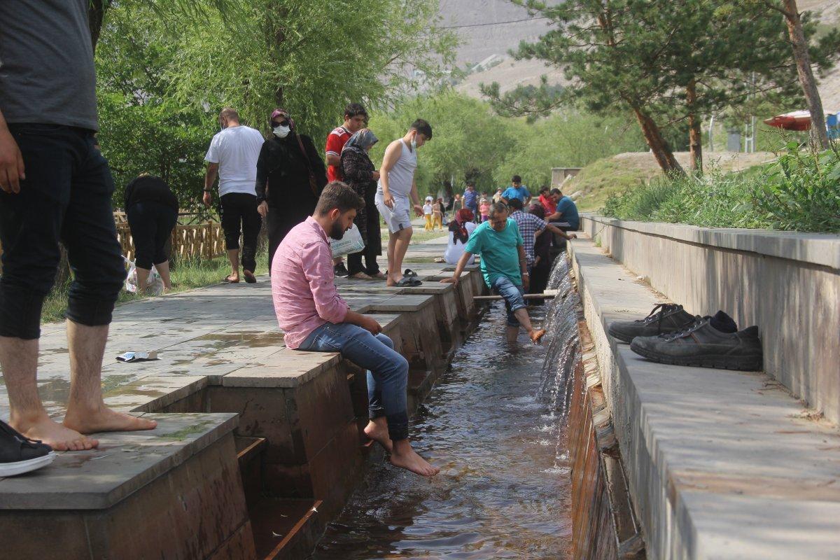 Erzincanlılar Ekşisu'da serinliyor