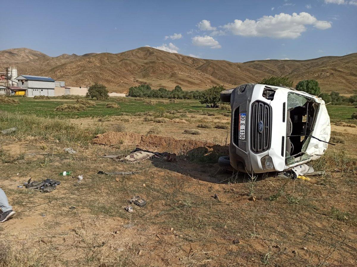 Hakkari’de minibüs ile kamyon çarpıştı: 1 ölü