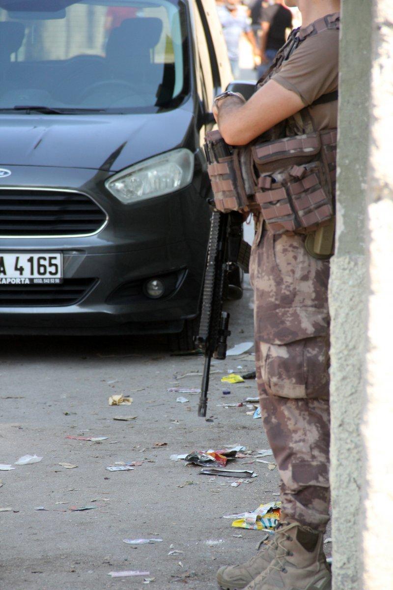 Adana'da, bakkala giderken göğsünden vuruldu