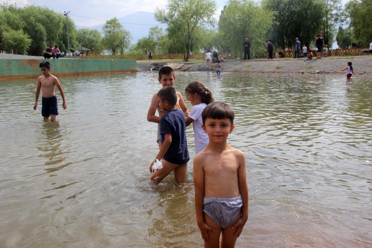 Erzincanlılar Ekşisu'da serinliyor