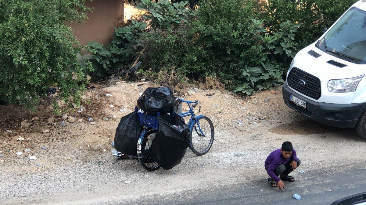 Adana'da kağıt toplayan çocuğun pet şişe ile oyunu