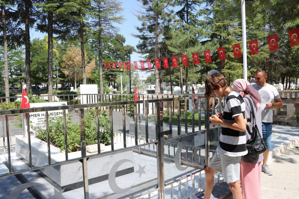 Ömer Halisdemir’in kabri ziyaretçi akınına uğruyor