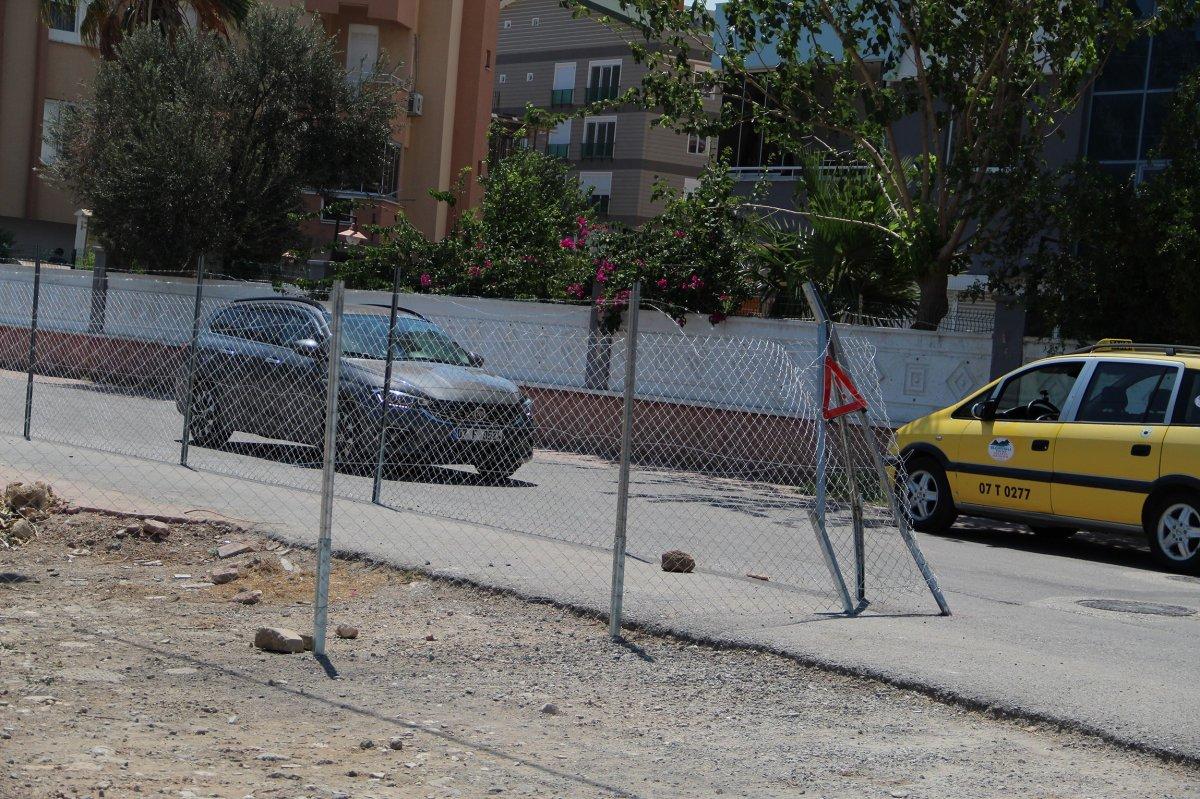 Antalya’da arsasından geçen yolu kapattı