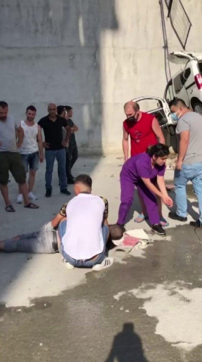 Maltepe'de fren yerine gaza bastı, 5 metreden aşağı uçtu