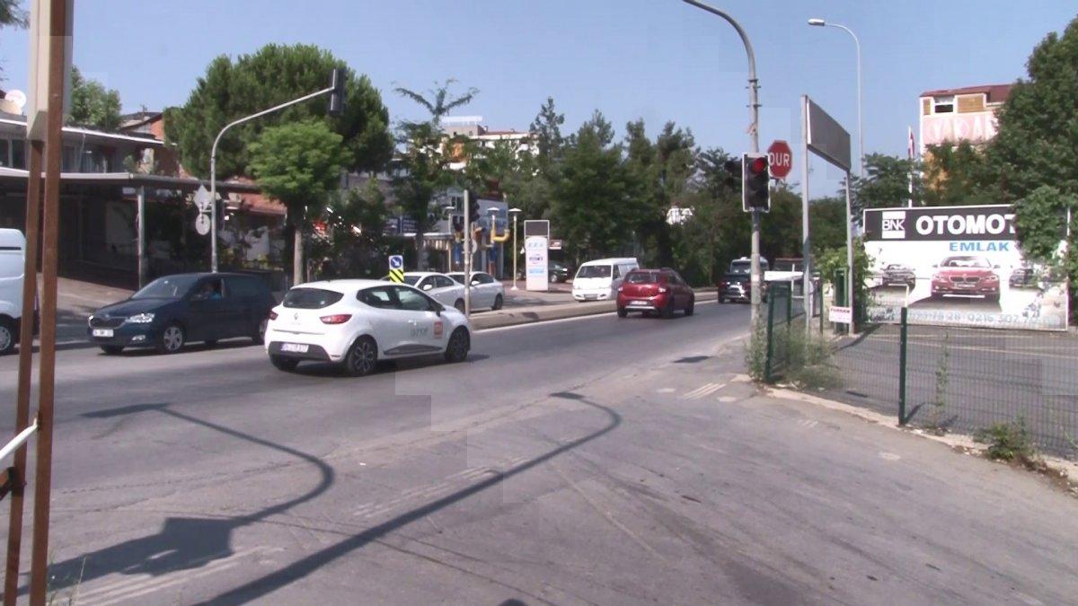 Pendik'te otomobilin sıkıştırdığı motosikletliler kaza yaptı