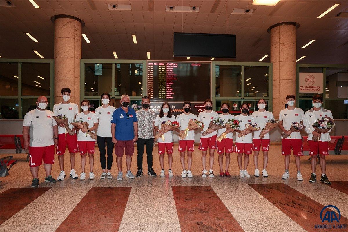 Avrupa Gençler Yüzme Şampiyonası'nda 15 madalya kazanan milli takım yurda döndü