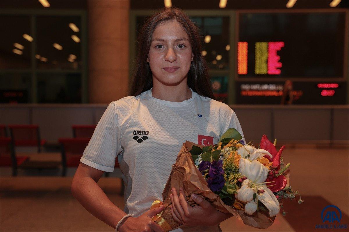 Avrupa Gençler Yüzme Şampiyonası'nda 15 madalya kazanan milli takım yurda döndü