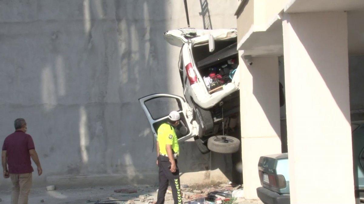 Maltepe'de fren yerine gaza bastı, 5 metreden aşağı uçtu