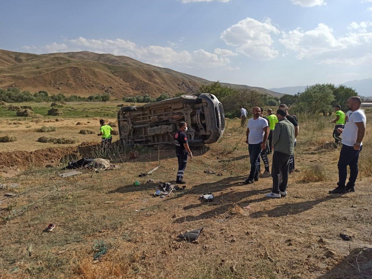 Hakkari’de minibüs ile kamyon çarpıştı: 1 ölü