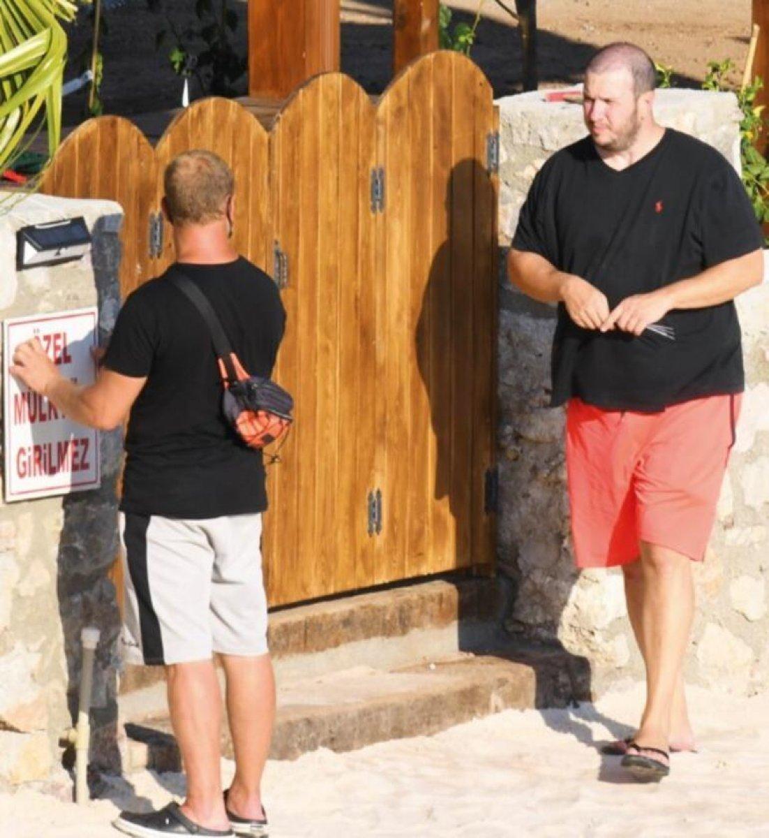 Şahan Gökbakar, villasındaki tabelayı kaldırdı