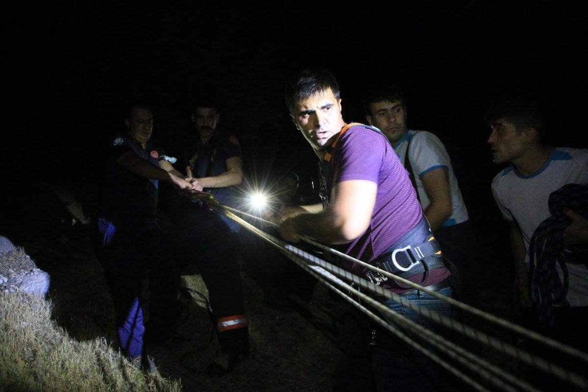 Elazığ’da uçurumdan kayan kadın 4 saatte kurtarıldı