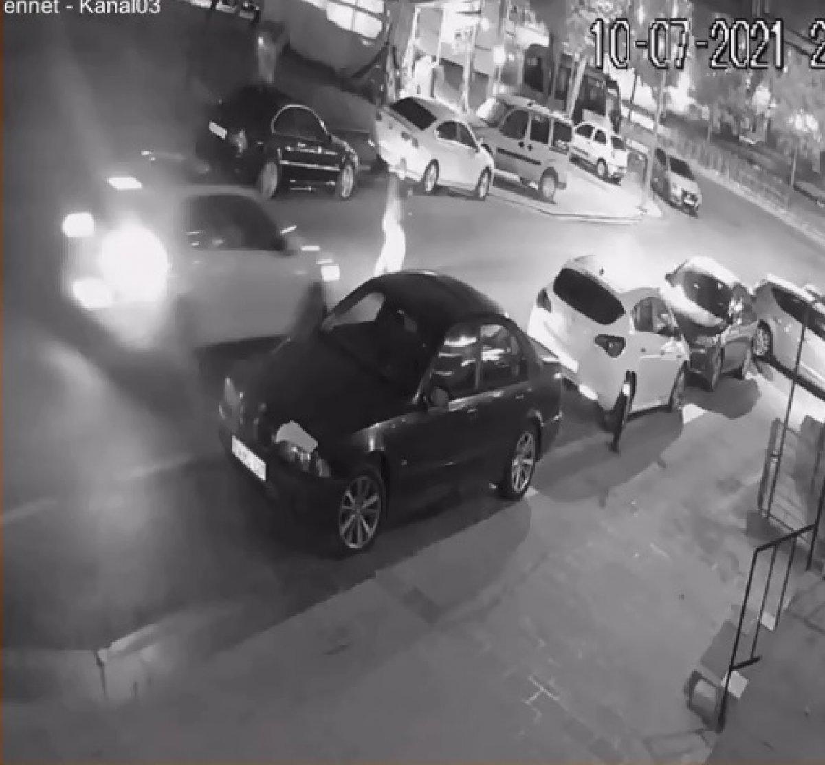 Sultangazi’de otomobilin yayaya çarptığı anlar kamerada